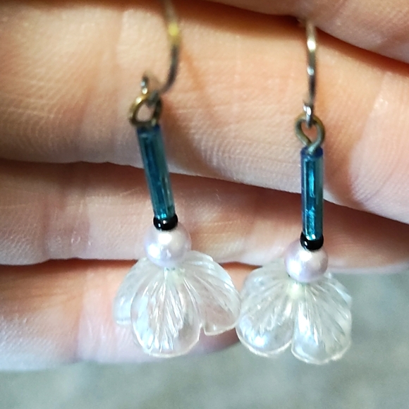 VINTAGE TRUMPET LILY FAUX PEARL DROP DANGLE HOOK 1.1" EARRINGS - Picture 8 of 9